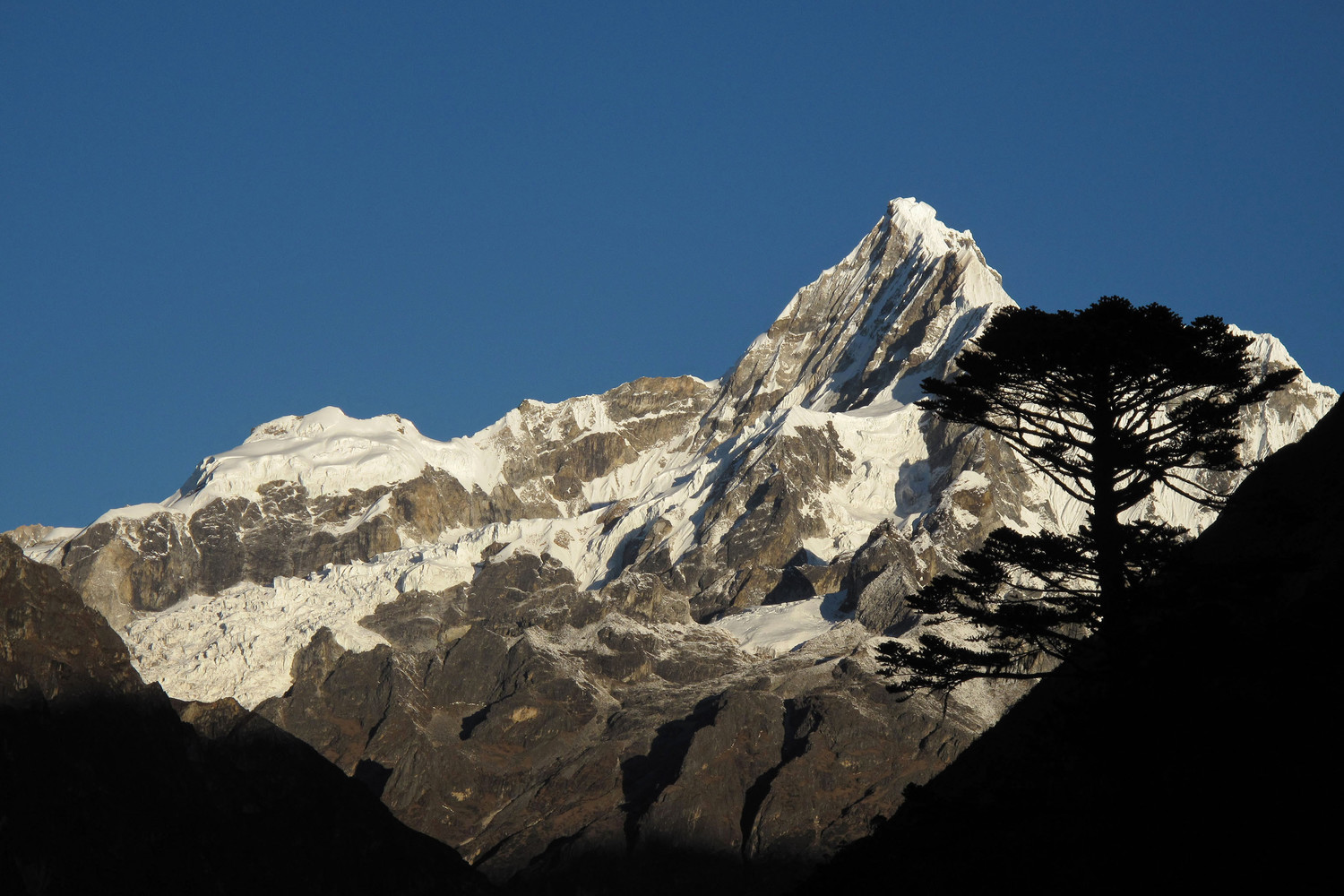 Au "pays du bonheur" : lever de soleil sur le Tsenda Kang (~7100m)