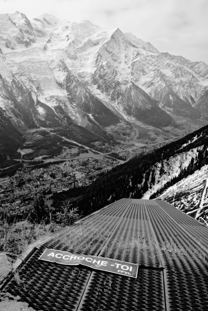 Accroche toi! Tremplin de delta au-dessus de Chamonix