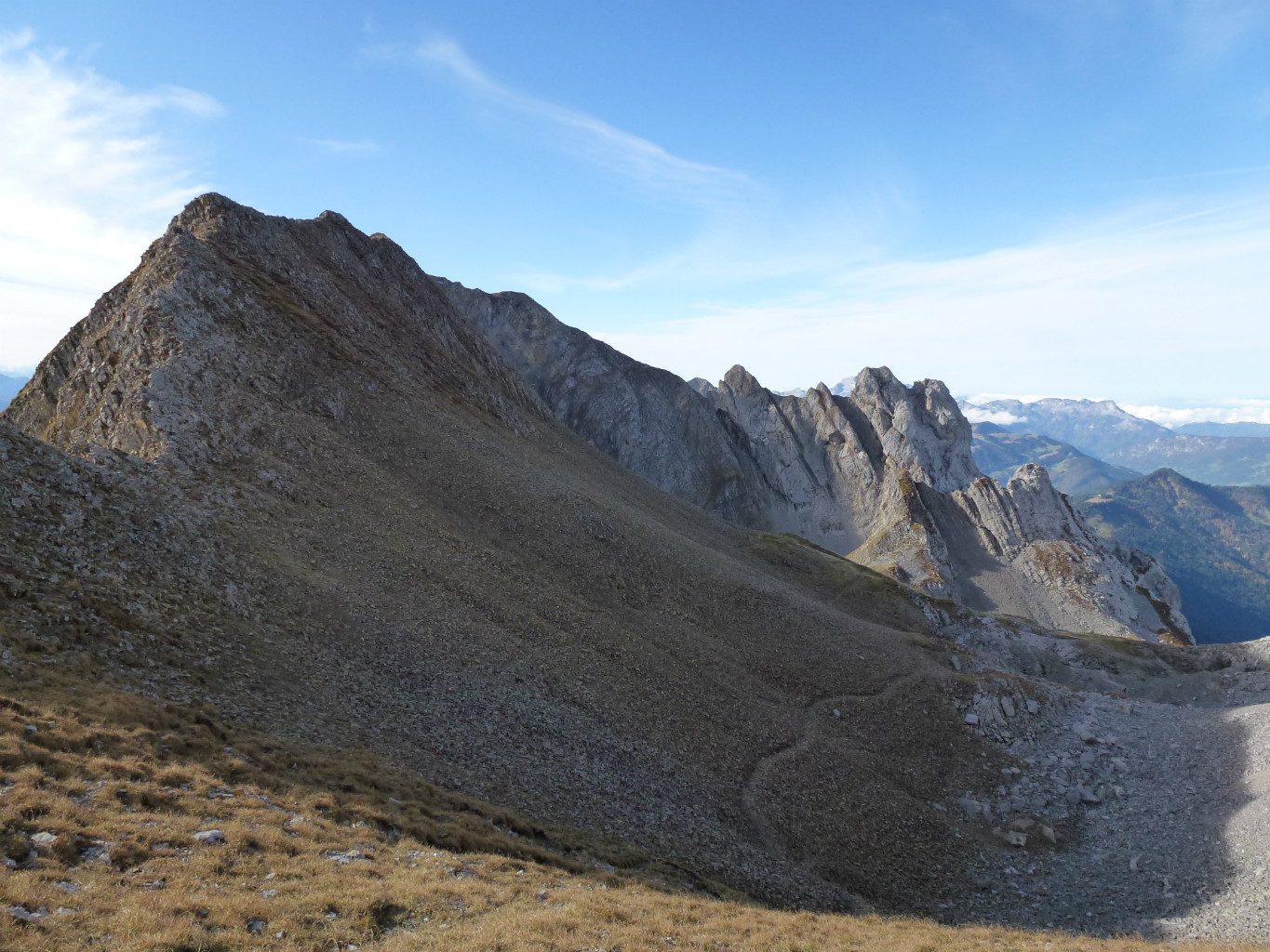 Au col 2403m, vue sur la Mamule et les contreforts du Mont Fleuri
