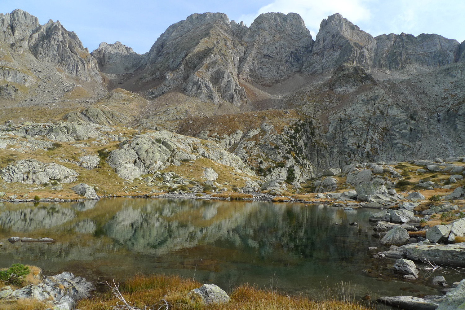 La cresta de les tuques d'Ixea vista des del N