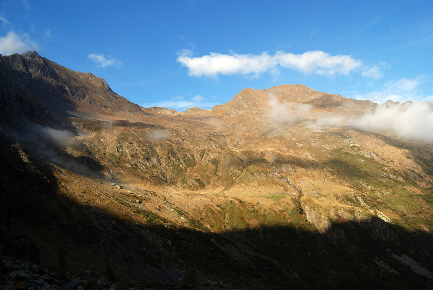 La Cima Brandà 2500m a destra e il Pizzo di Cigola 2632m dalla Val d'Ambria