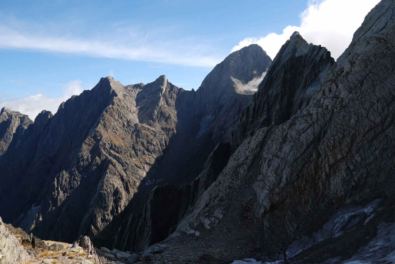Il versante W del Pizzo del Diavolo di Tenda 2916m e il Pizzo Rondenino 2747m salendo al Monte Aga