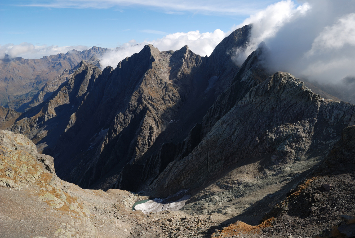Il Pizzo del Diavolo Tenda 2916m salendo al Monte Aga al Monte Aga dal vallone di NE con il laghetto quasi perennemente gelato