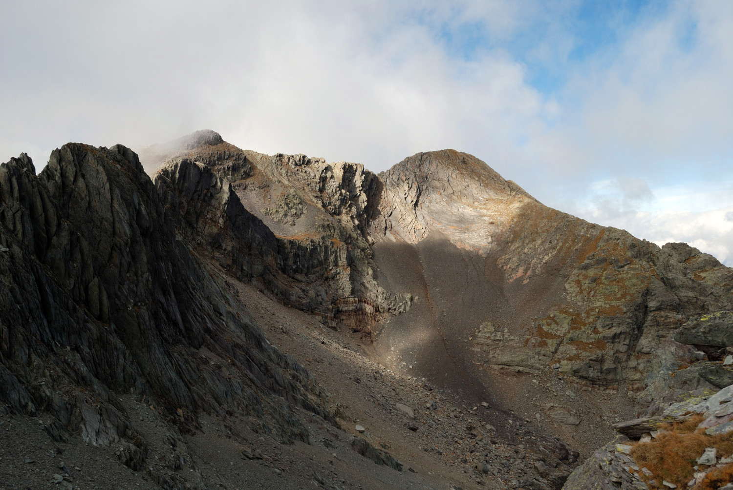 A destra la quota 2717m e la cima del Monte Aga 2720m dal vallone di NE