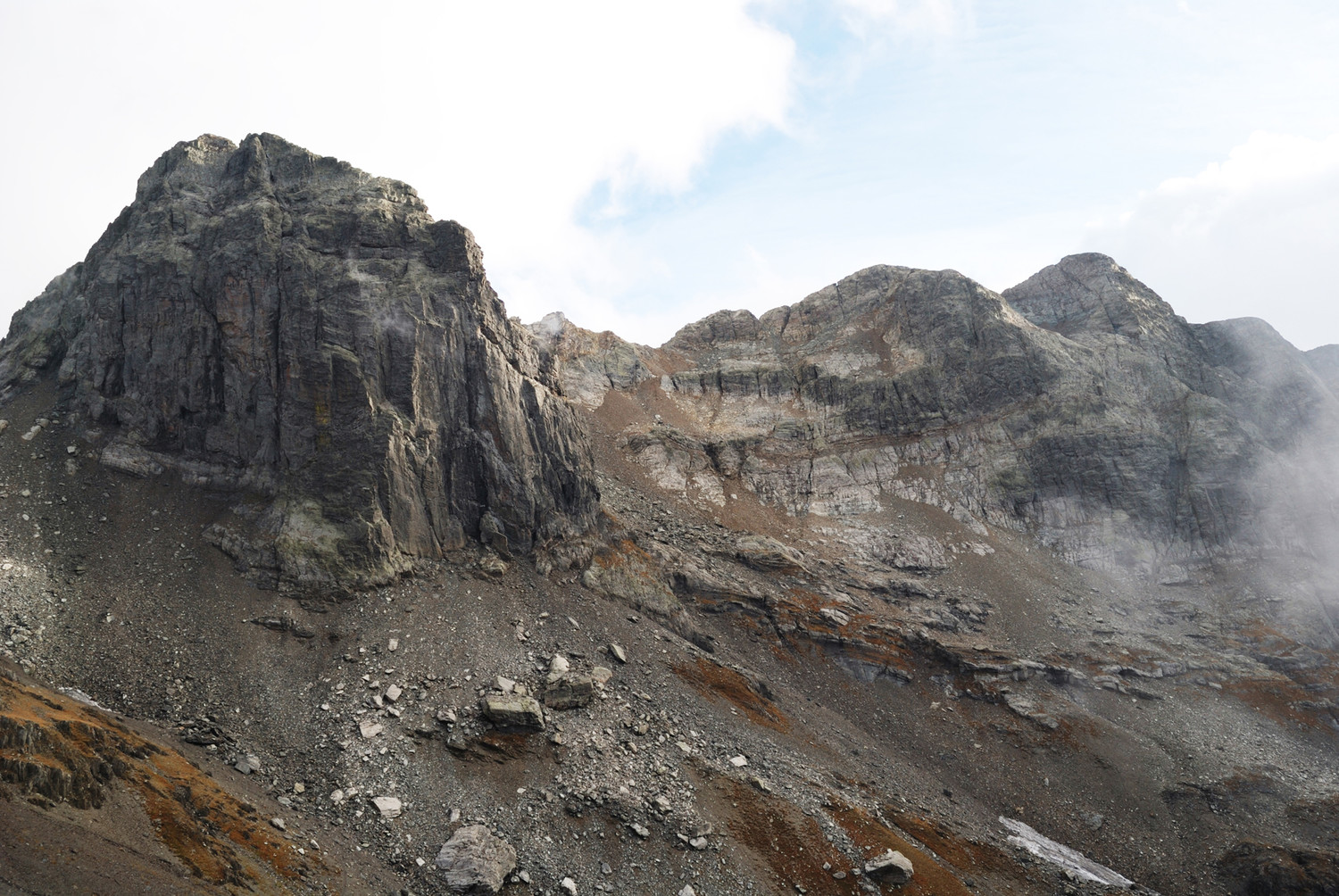 La parete N del Pizzo Poris 2712m e a destra il vallone di salita con il Monte Grabiasca 2705m