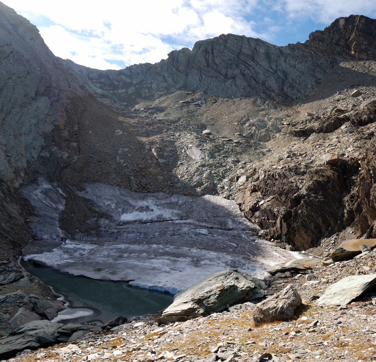 Il laghetto quasi perennemente ghiacciato nel vallone di NE al Monte Aga