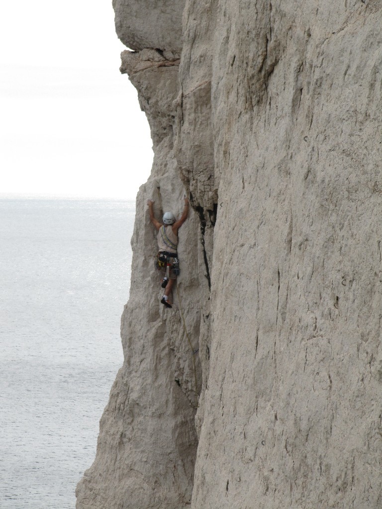 dans une voie voisine