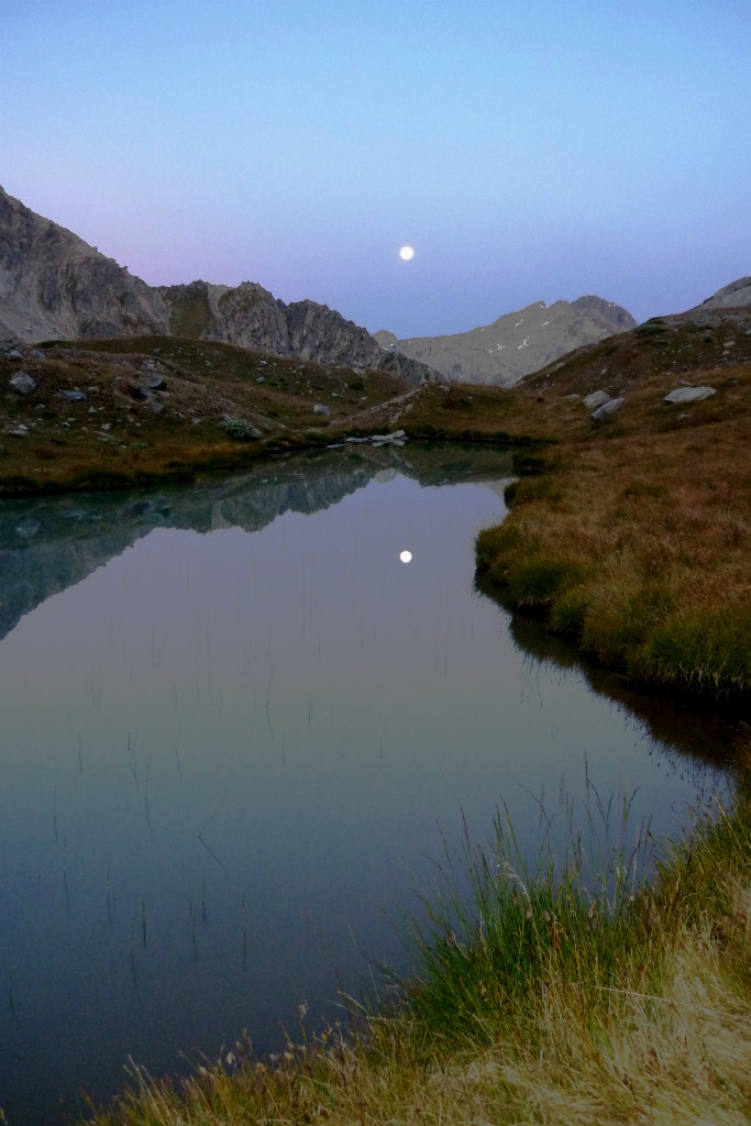 Reflet de lune au lever du jour. Aout. Italie