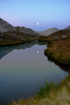 Reflet de lune au lever du jour. Aout. Italie Reflet de lune au lever du jour. Aout. Italie