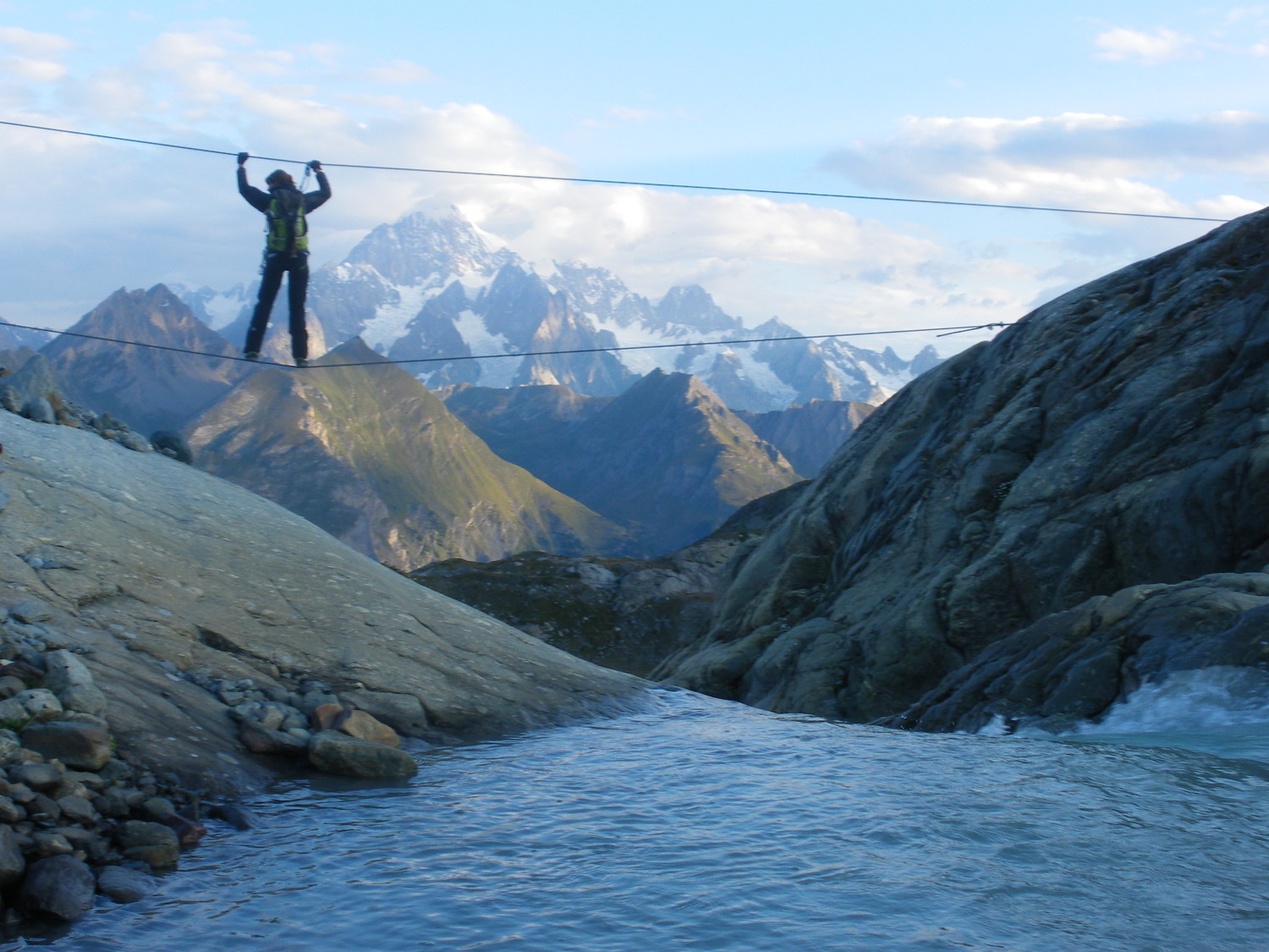 Gymnastique sur un fil au petit matin sur fond de Mont Blanc. Italie