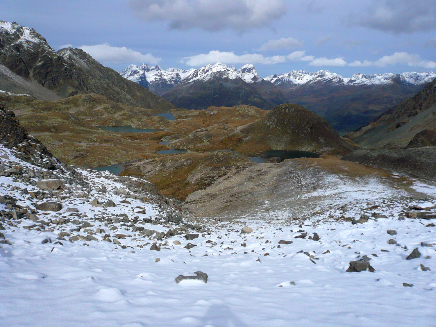 Sous le sommet du Munt Baselgia, la palette des lacs est bien visible en contrebas