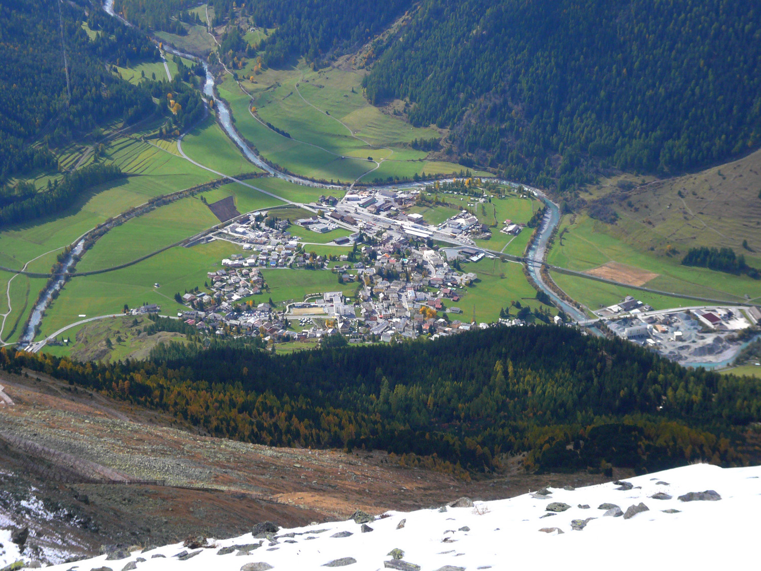 Vue plongeante sur Zernez, 1500m plus bas.