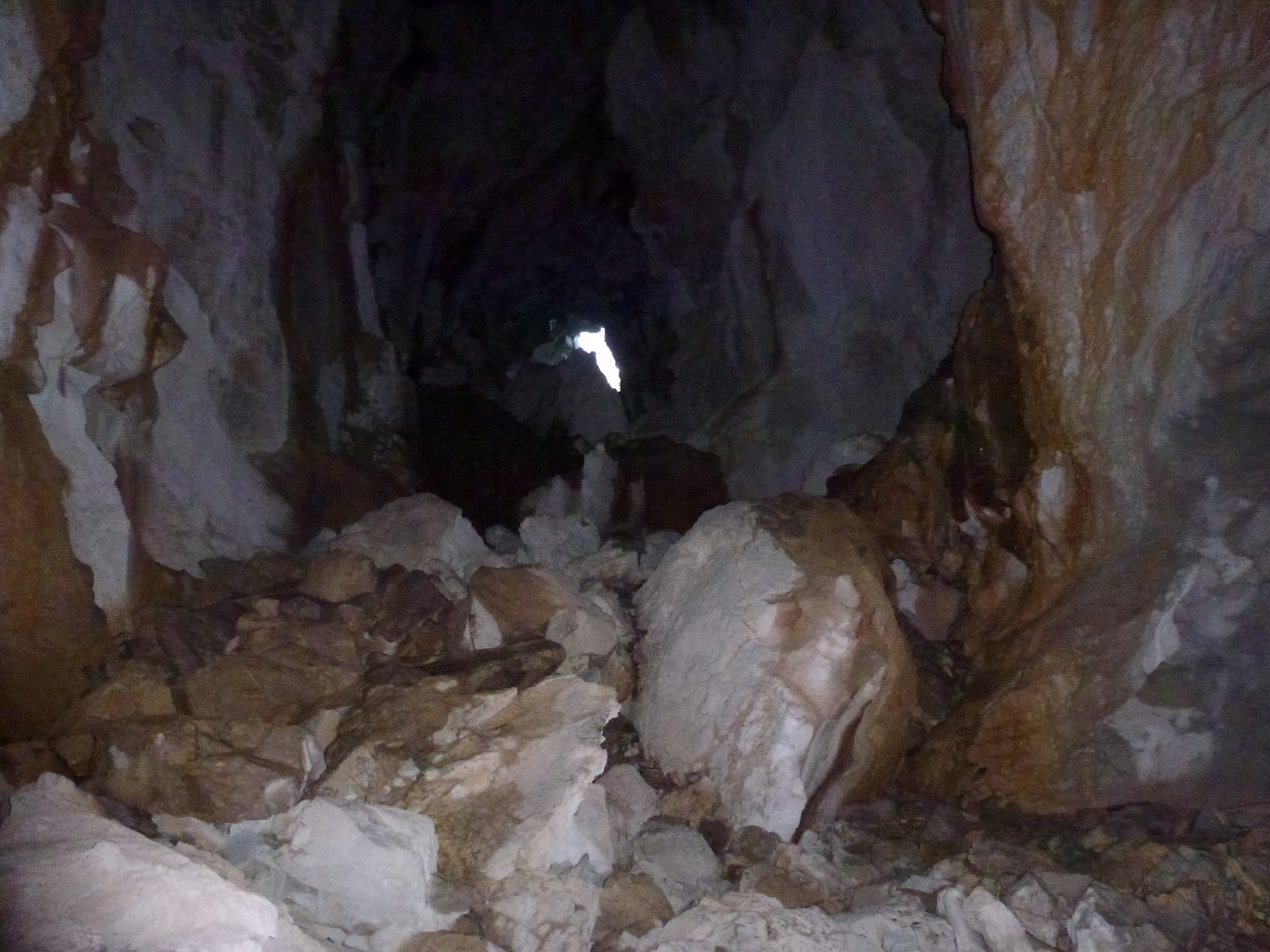 La grotte avec la sortie au fond