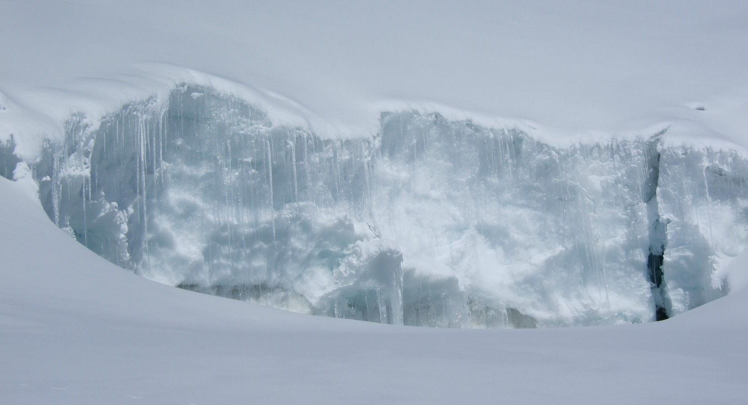 Crevasse et stalactites