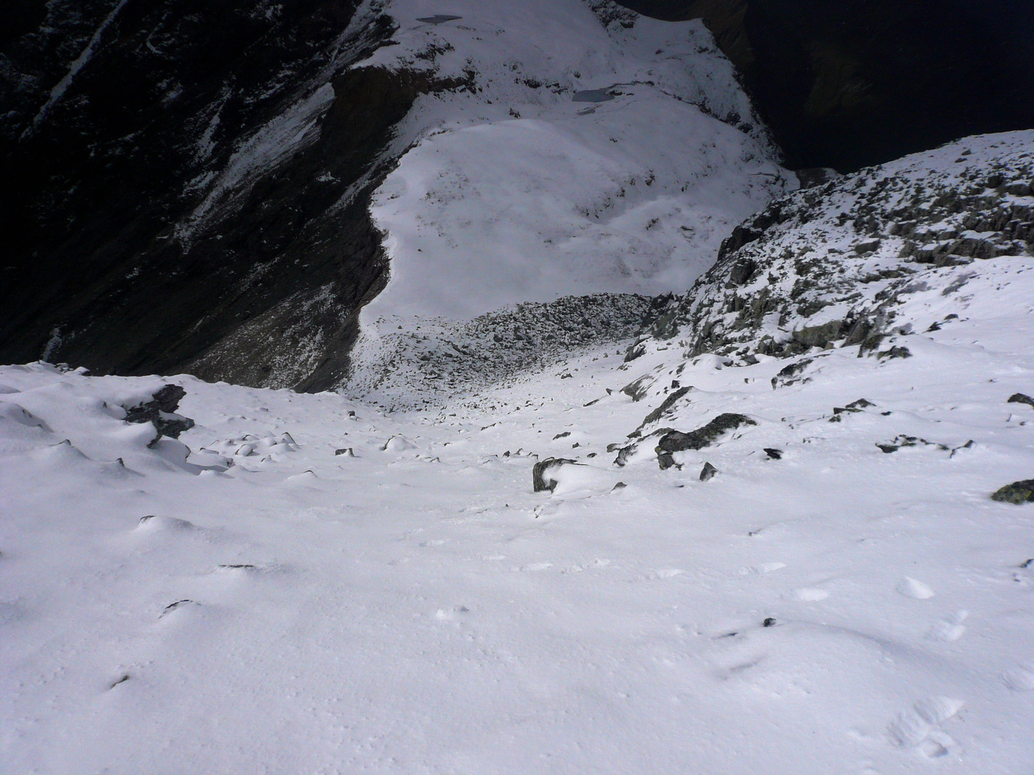 Pente de neige redressée entre les 2 brèches du Pizol (Préalpes de St Gall)