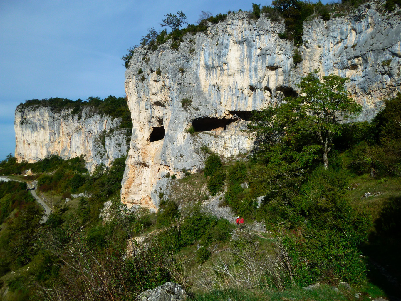 Depuis le sentier d'approche, la route et les falaises