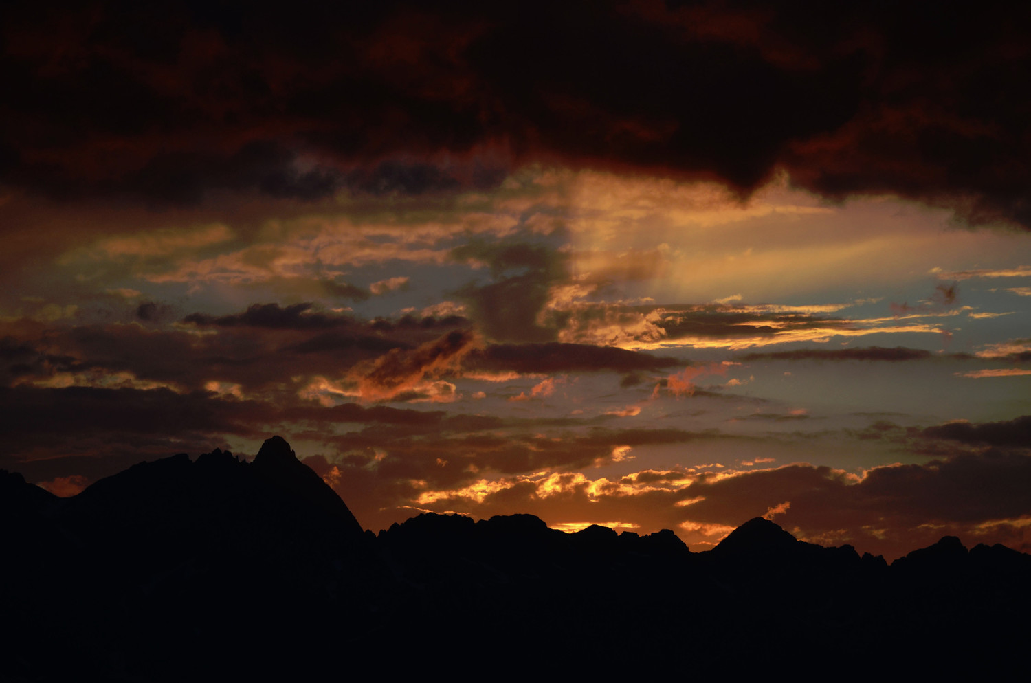 Soleil couchant sur le Grand Pic de Belledonne vu du refuge de la Fare.