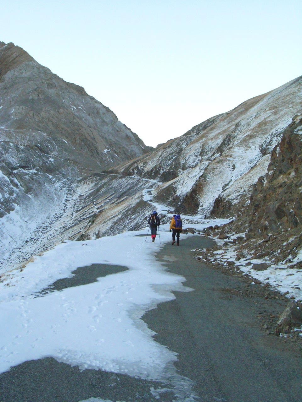 Départ sur le bitume depuis le col des Tentes
