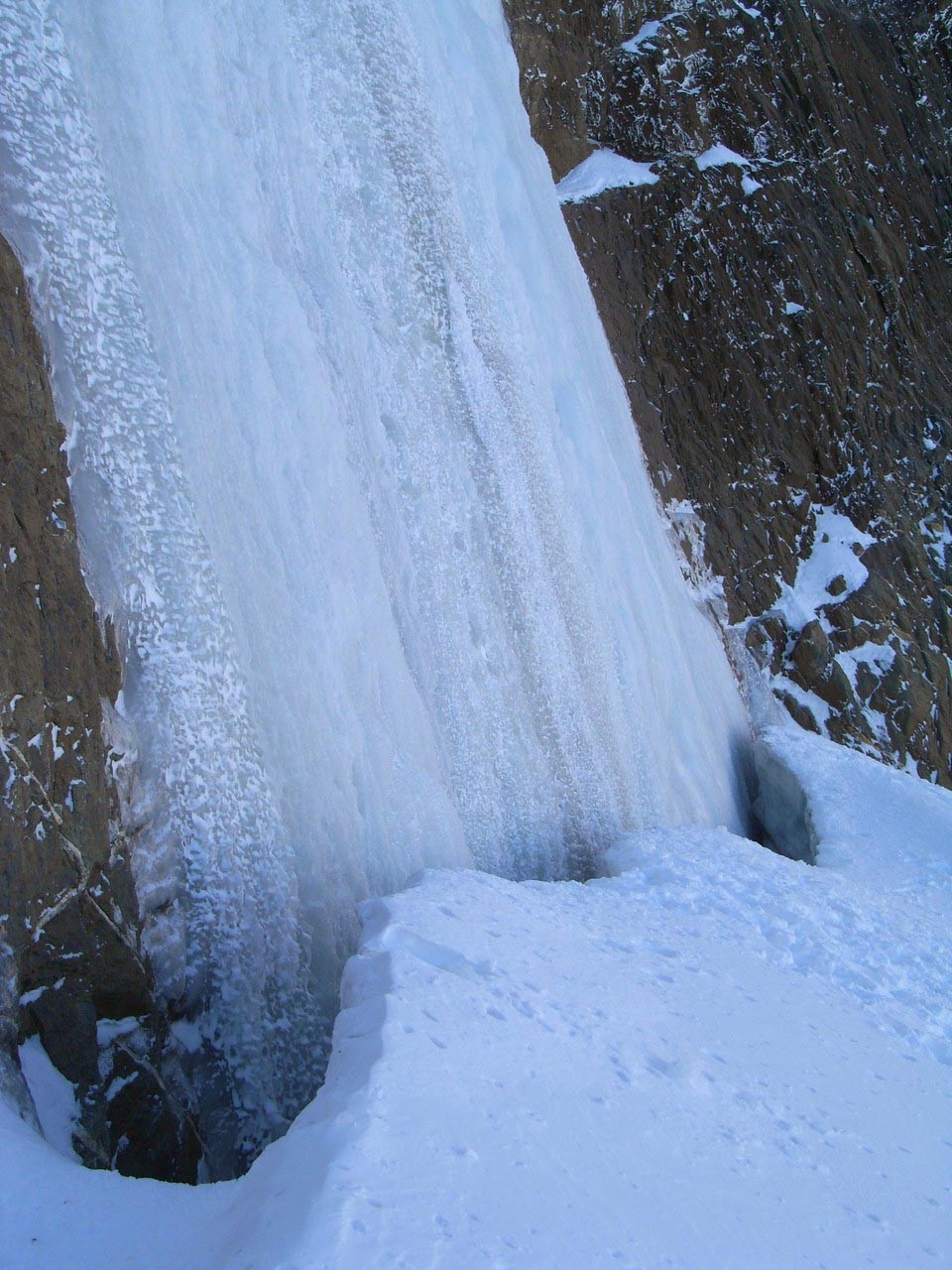 Le pied de la cascade et sa rimaye
