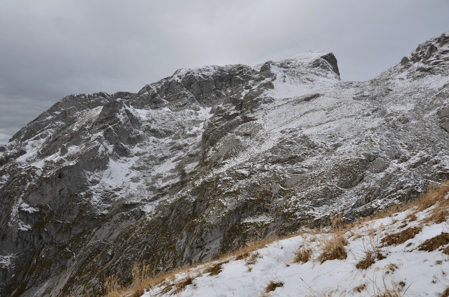 Itinéraire dans les lapiaz et sommet vus depuis La Callaz