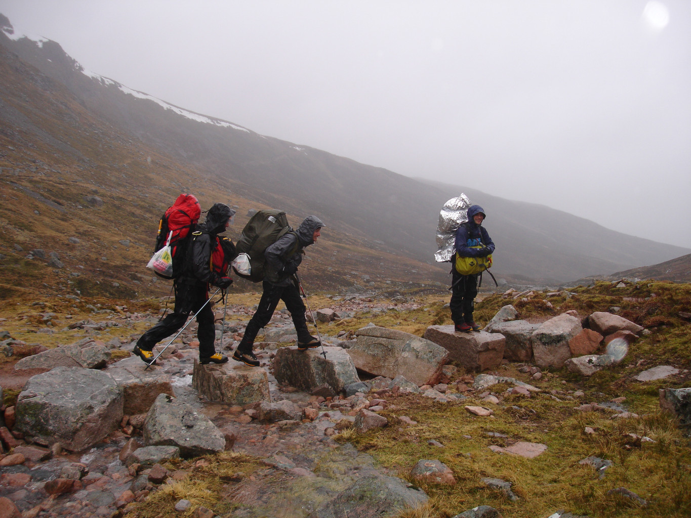 retraite sous la pluie battante