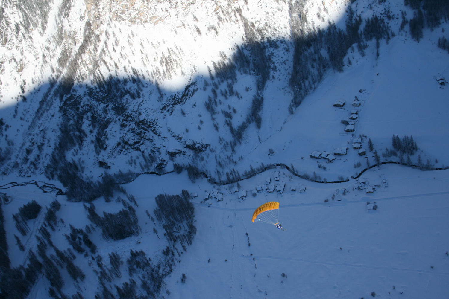 Sous voile, au-dessus des Lanches,Peisey-Nancroix.