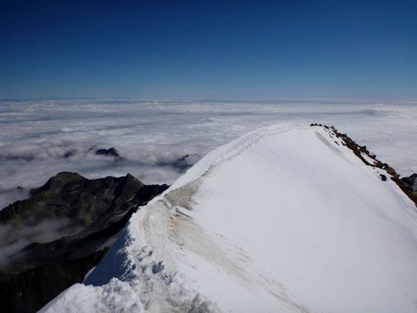 sommet mer de nuages en Italie