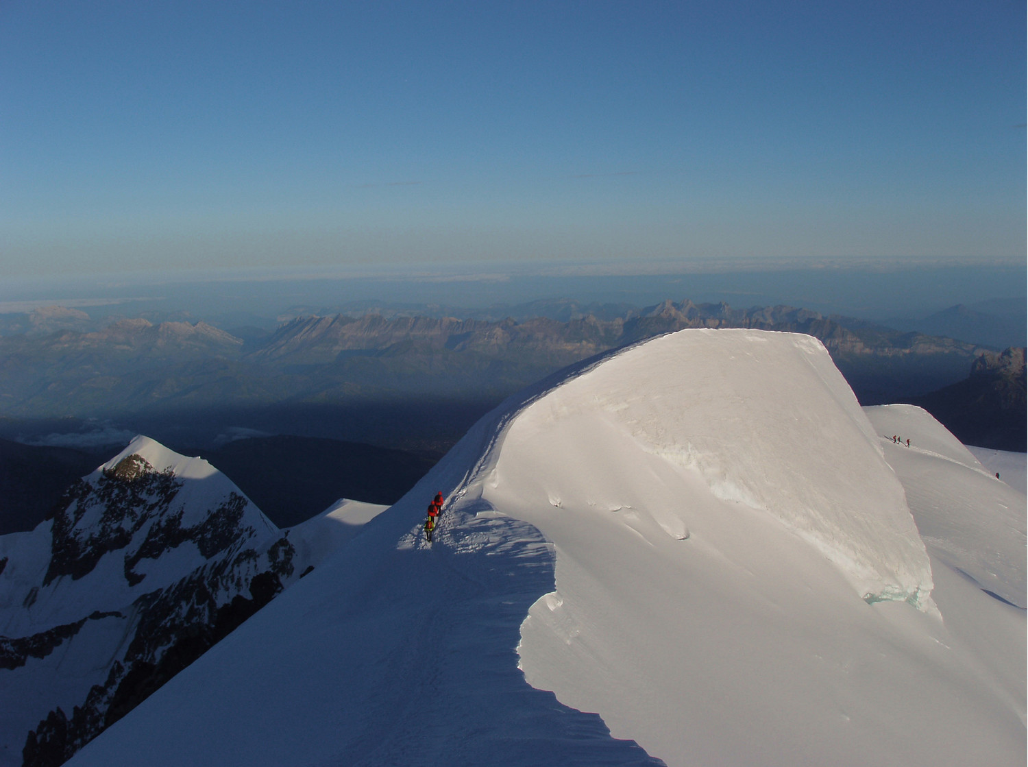 Une cordée sur les Bosses (Mont-Blanc 74)