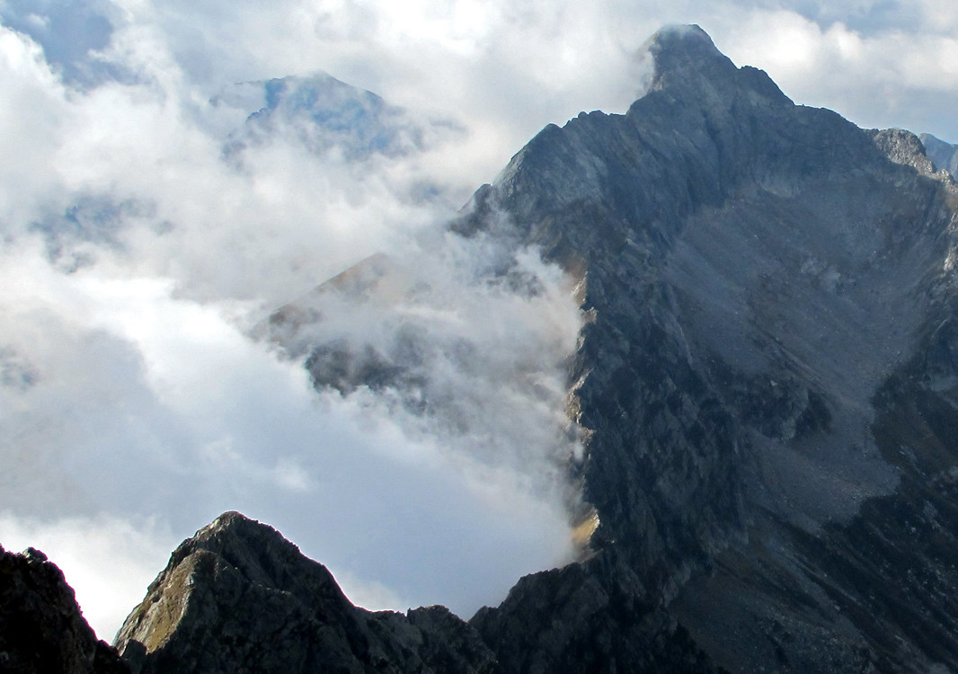 il Pizzo Cavregasco con la cresta delle Lavine Rosse, visto dal Pizzo Rabbi.