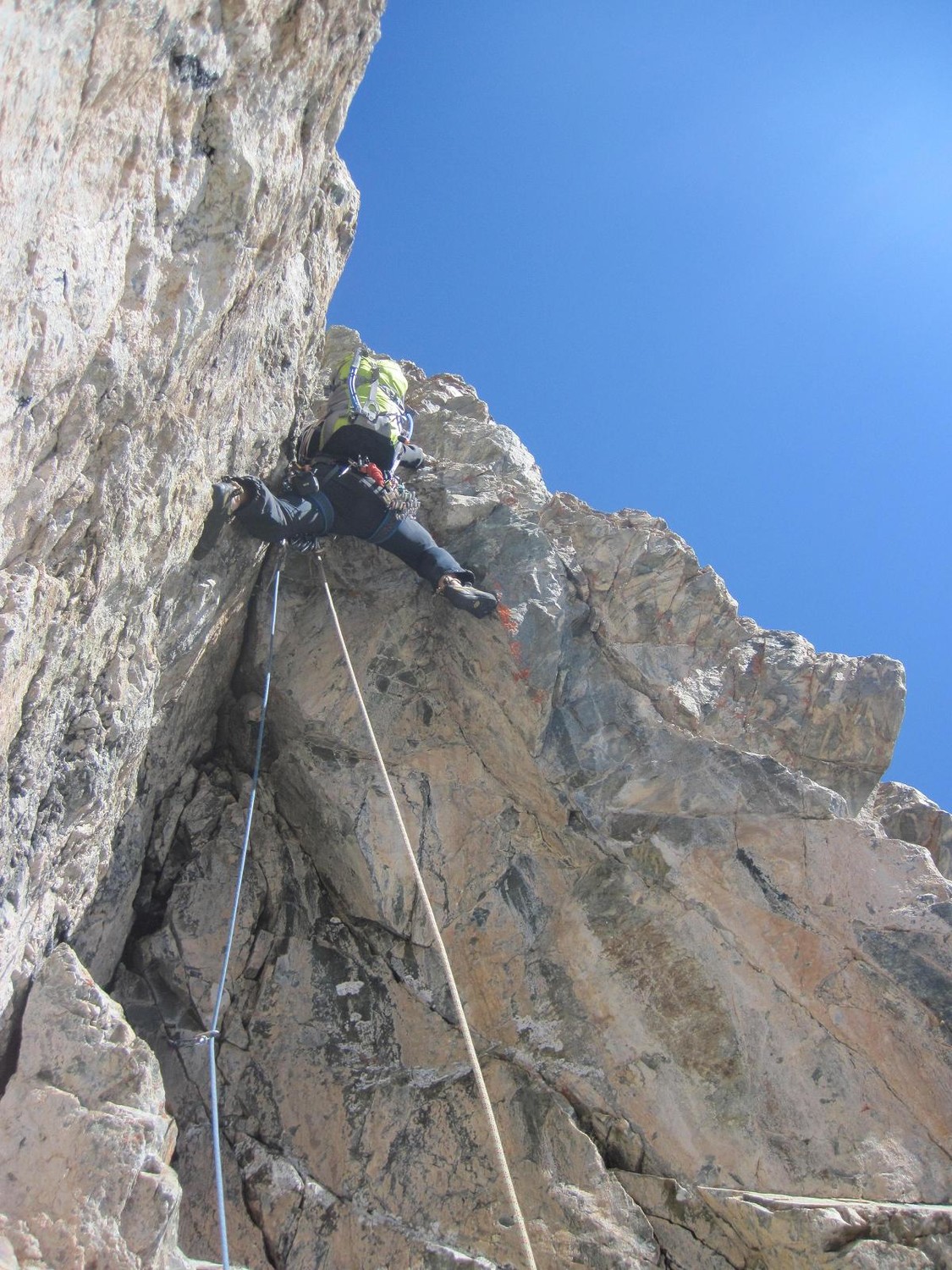 le crux, dièdre déversant où le sac pèse.