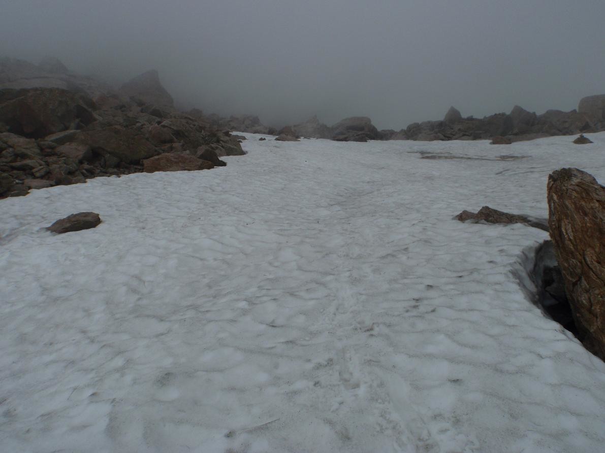 Névé conséquent à la descente aussi en vallon orienté sud...