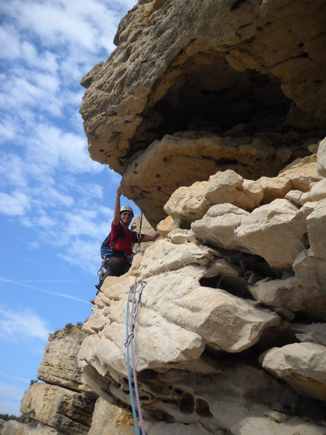 Patrick dans L7 un 5c sur de bons bacs, jolie aussi