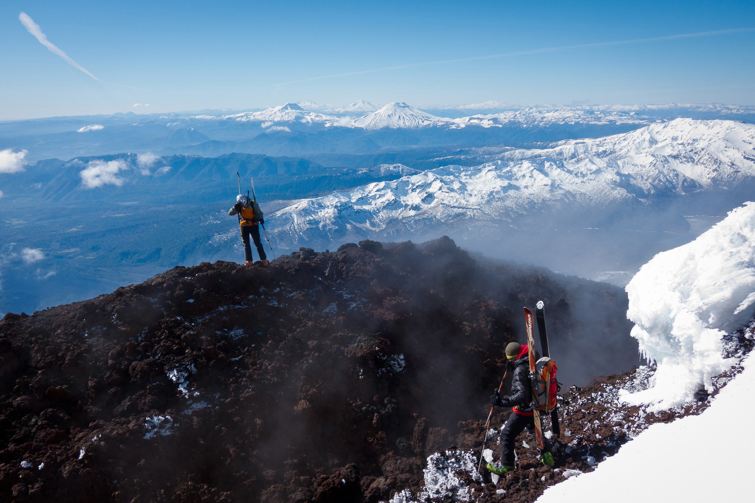 Fumerolles au sommet du volcan Llaima (Chili)