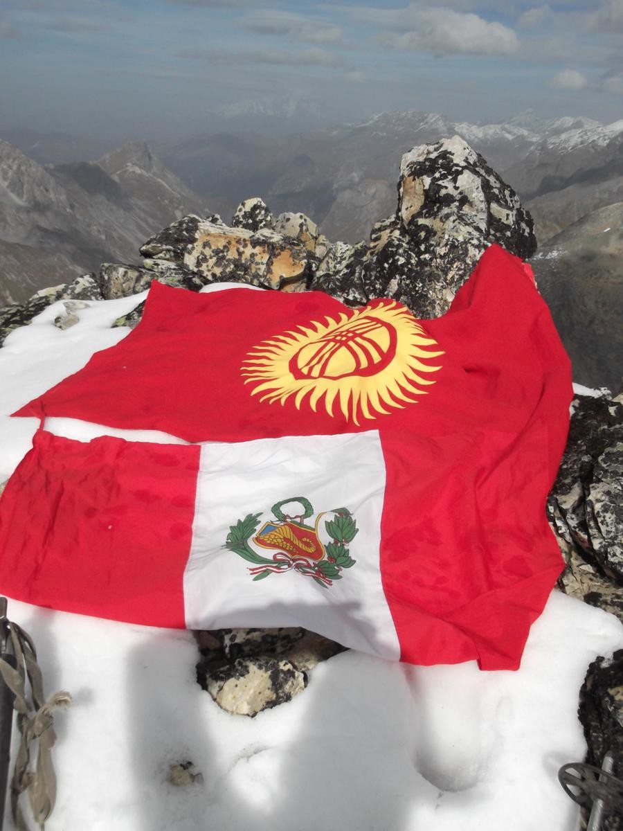 Drapeau kirghize et péruvien au sommet
