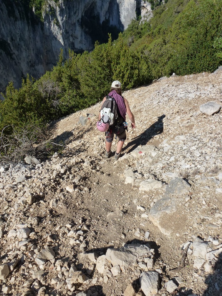 Sentier d'approche raide...