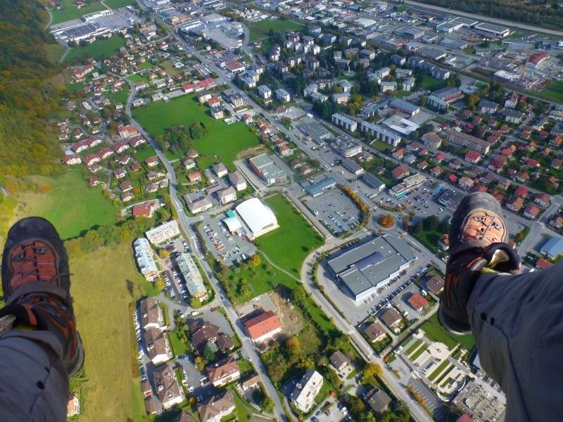 attero entre le Gymnase en blanc, et le cinema en gris