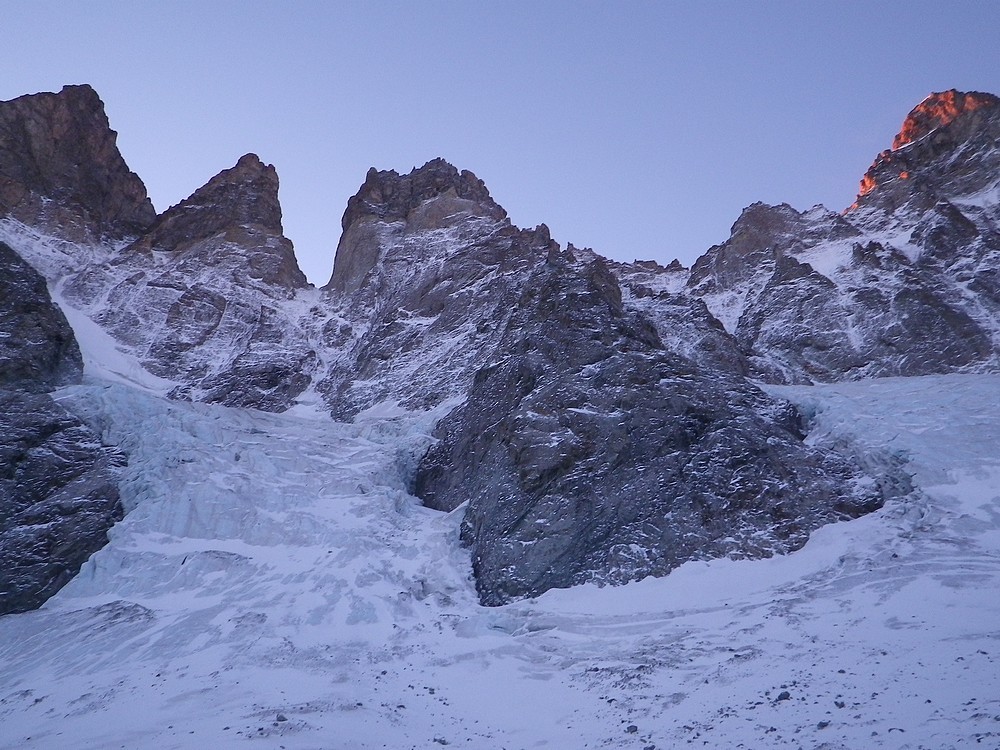 Depuis le Glacier Noir, vue sur l'attaque des couloirs du Coup de Sabre et du Col du Glacier Noir.