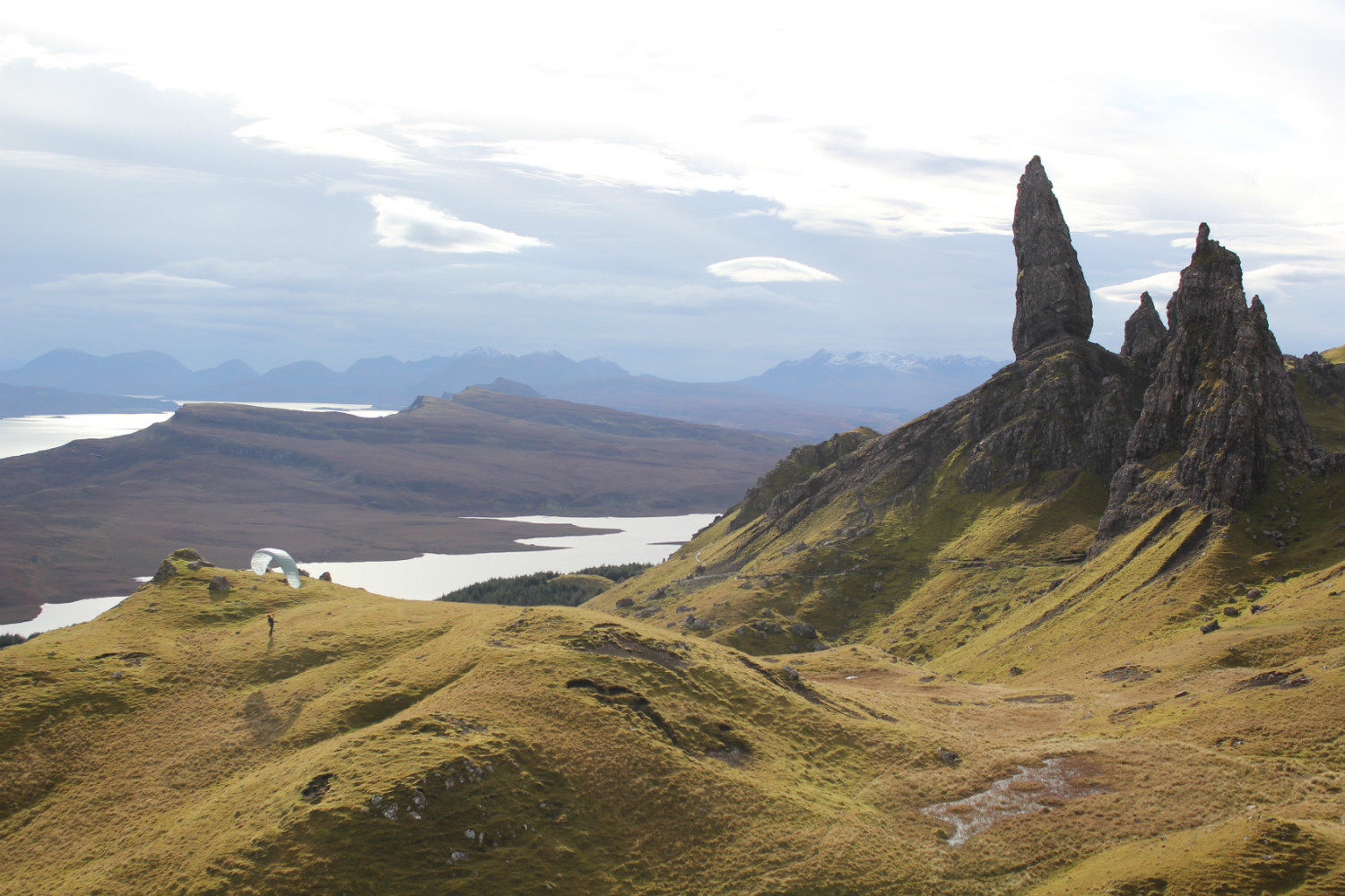 Au Old Man of Storr, éperon basaltique avec vue sur la côte déchirée