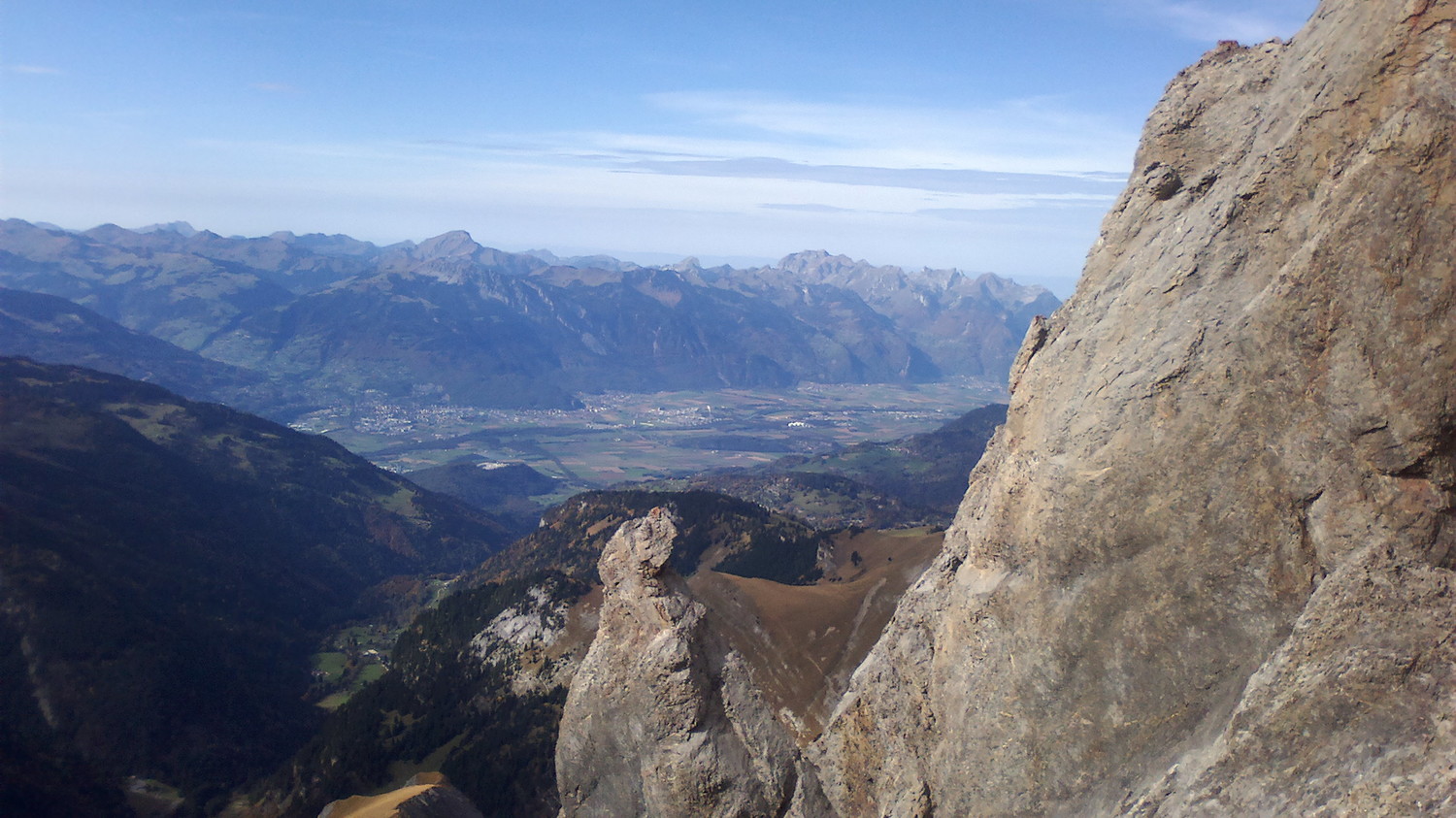 Vue sur l'arête W de Pierre qu'Abotse et la plaine
