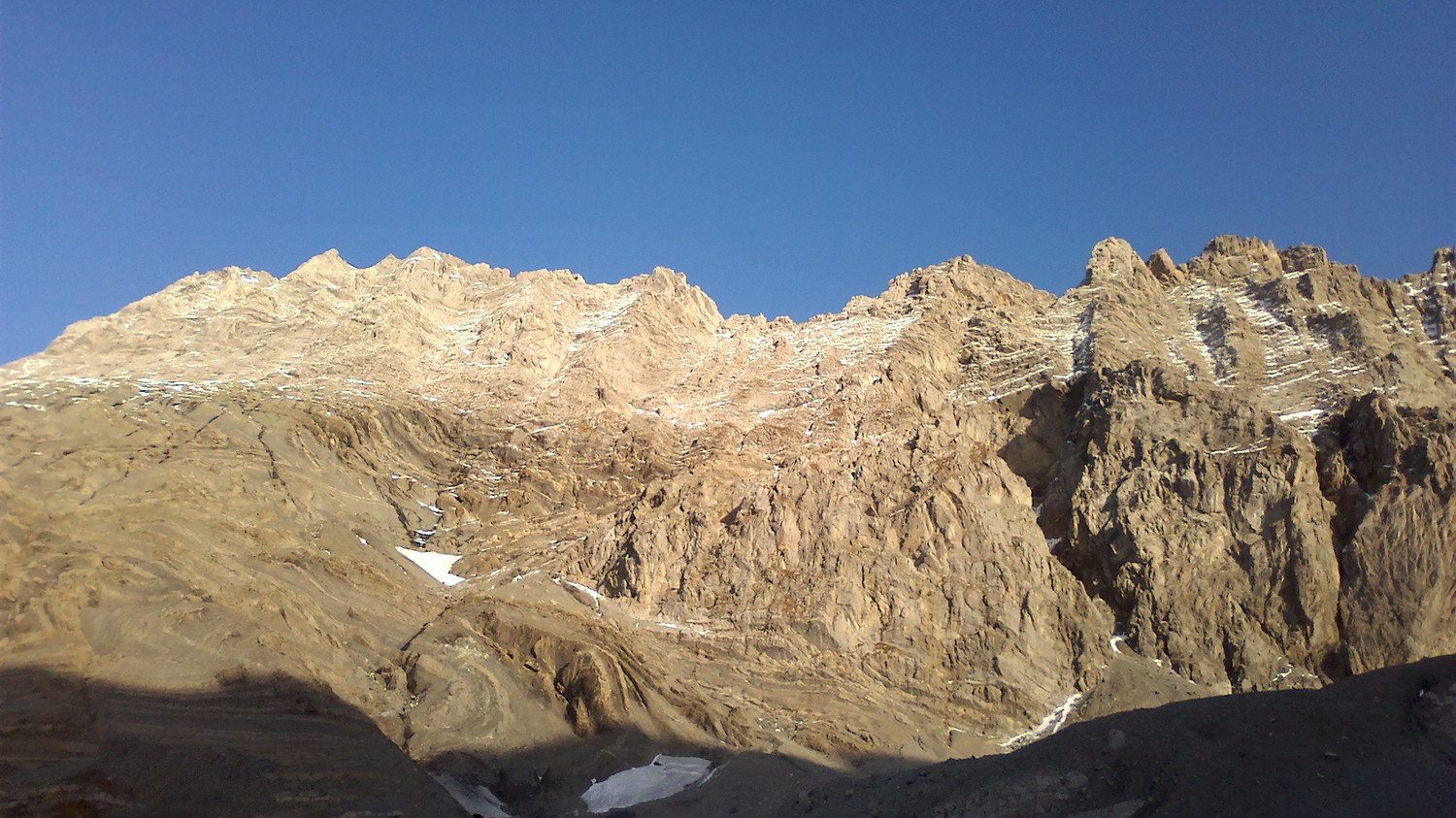 De la cabane, coup d'oeil sur notre projet du lendemain à l'arête Vierge de la Tête de P. à Grept.