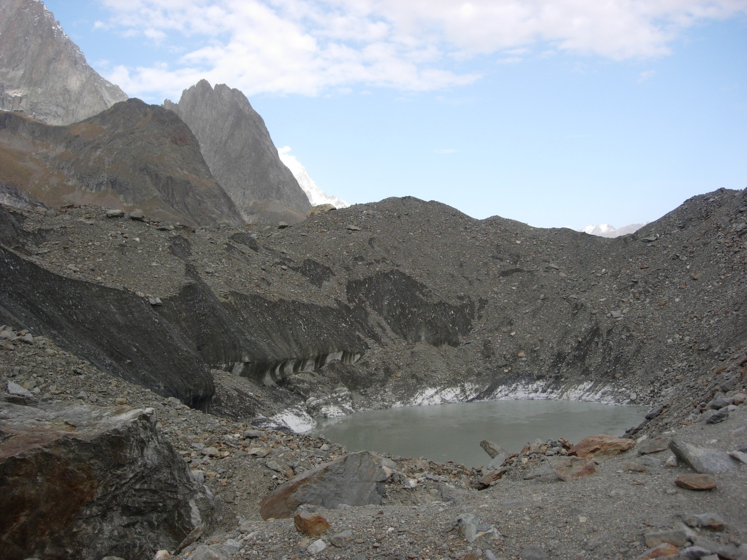 Lac sur le Glacier du Miage