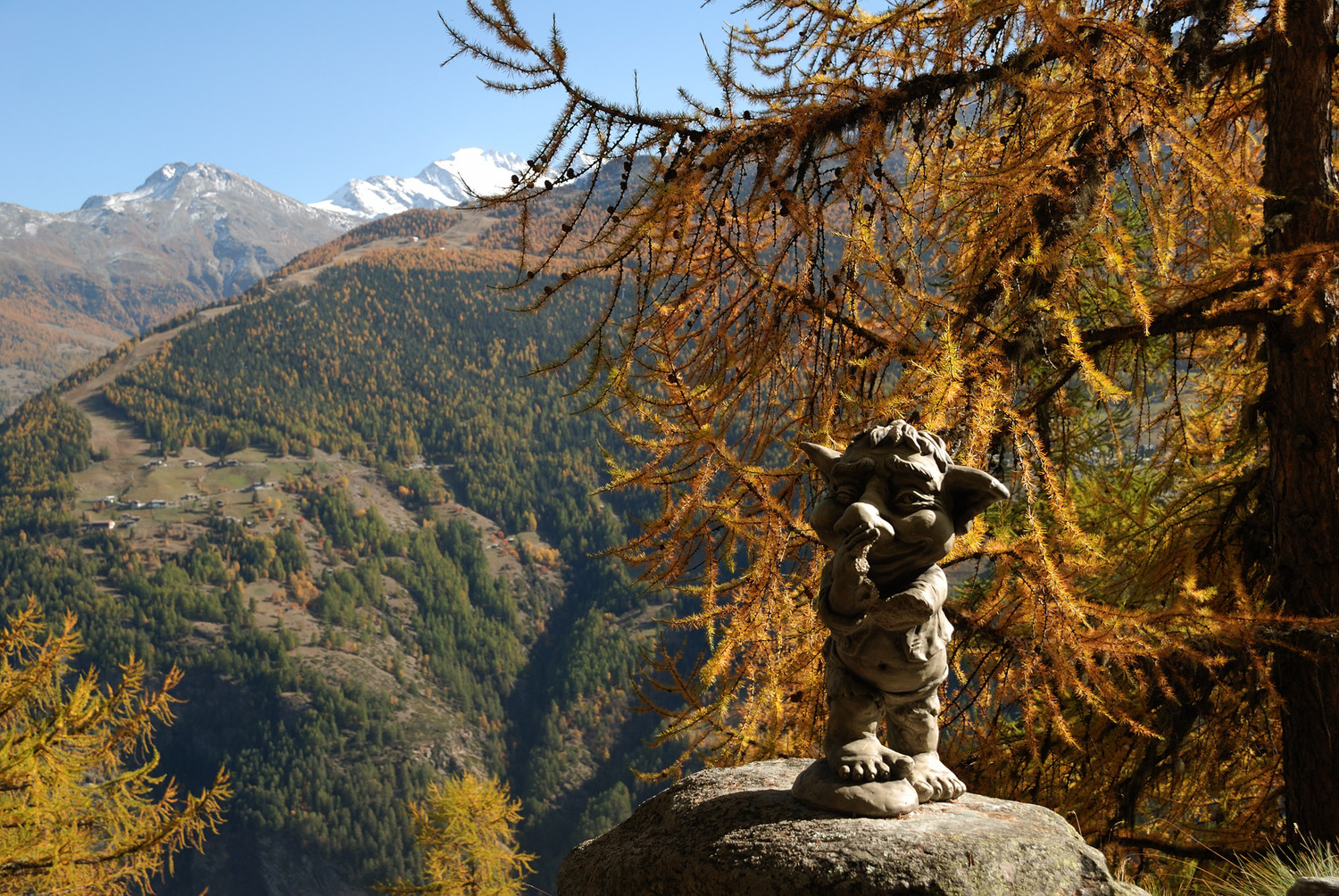 Sentiers des Trolls et des Yaks entre Embd et Törbel. Au fond le Weissmies (4023m)