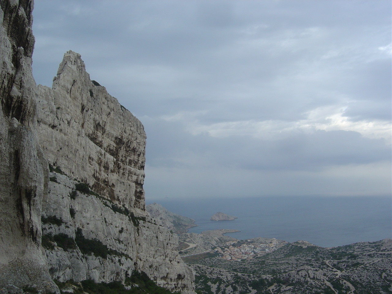 Face N des Goudes vue depuis le bas de Lames