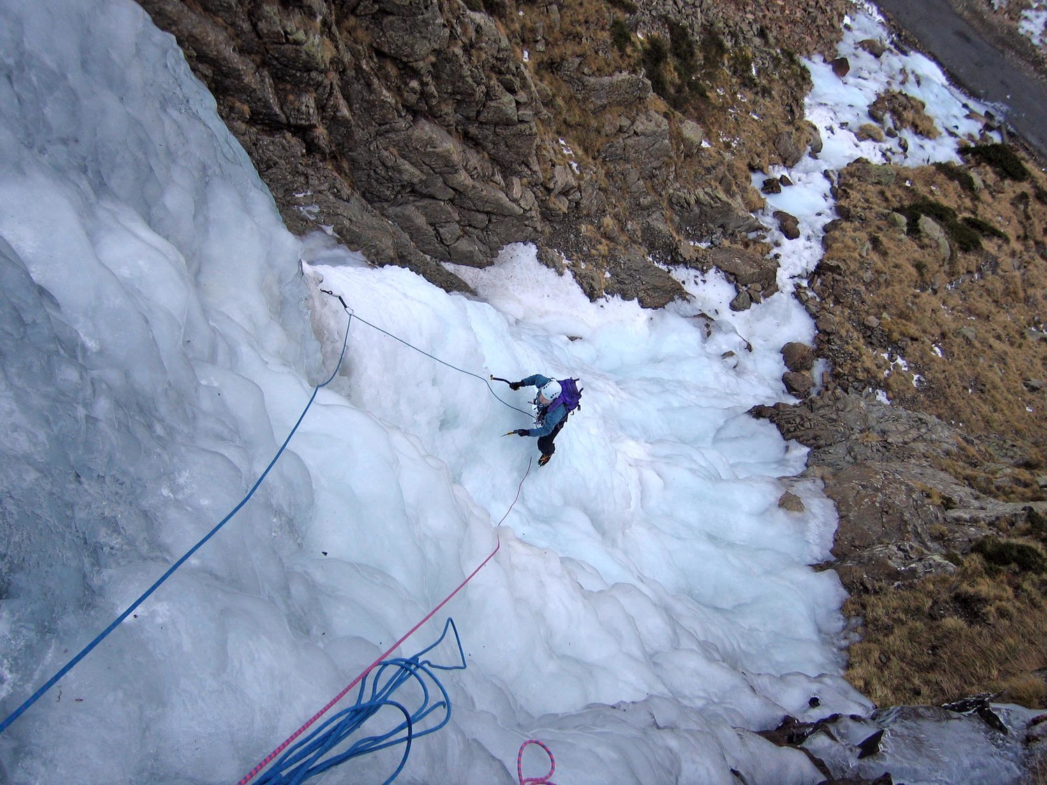 Ice à la manoeuvre dans L1 de la cascade du Pin
