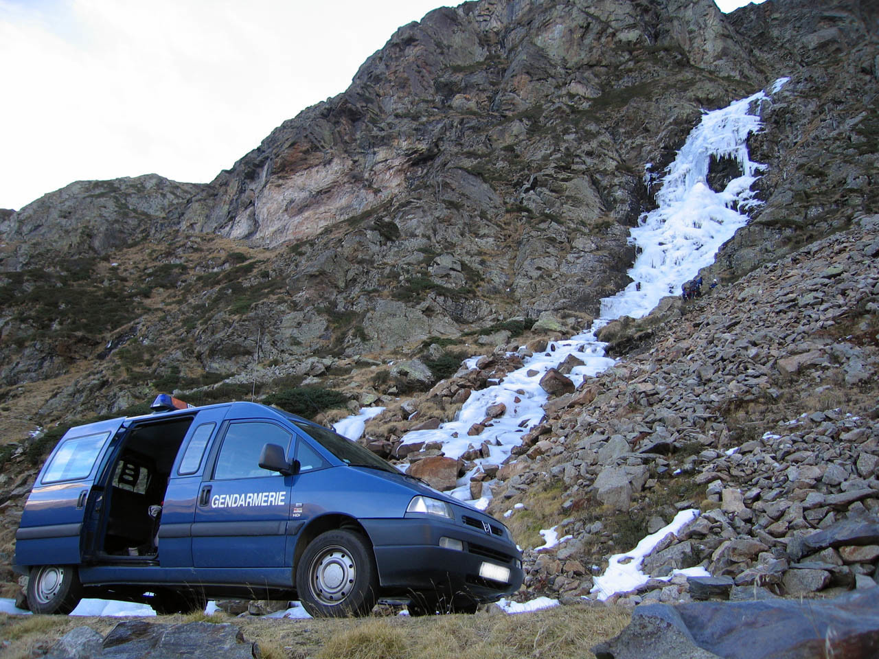 La Maréchaussée vous surveille ? Non c'est le service de secours express au pied des voies !