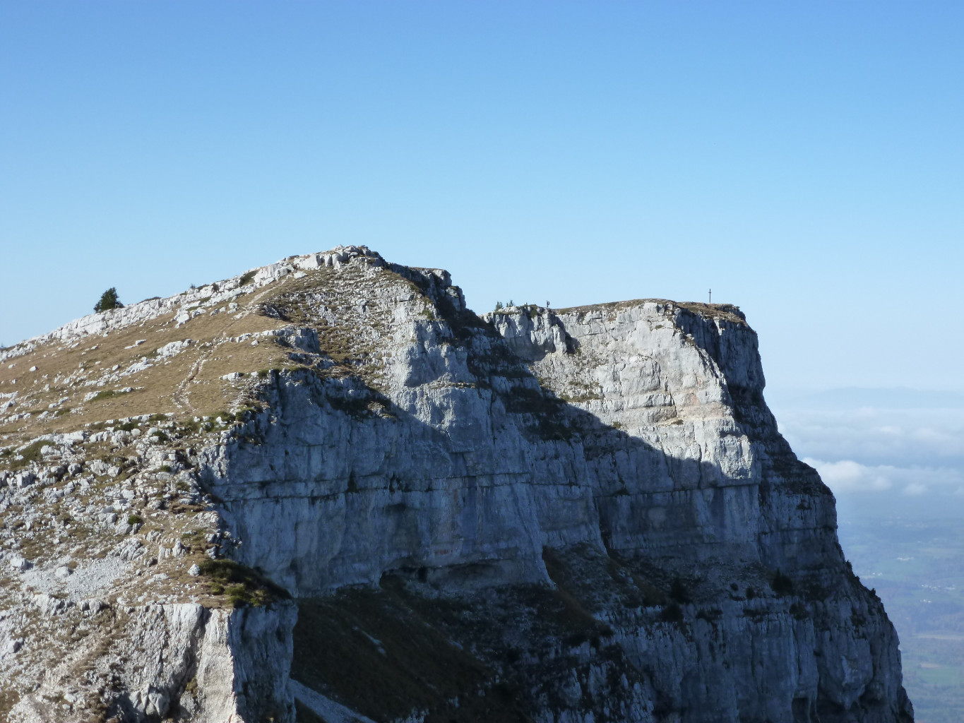 Le sommet 2004m. et le sommet 2001m. avec sa croix