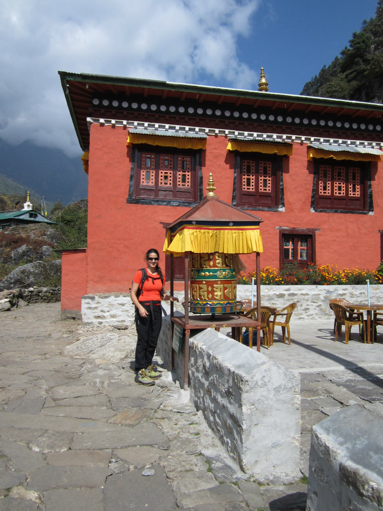 Lavinia sur la route de Phakding