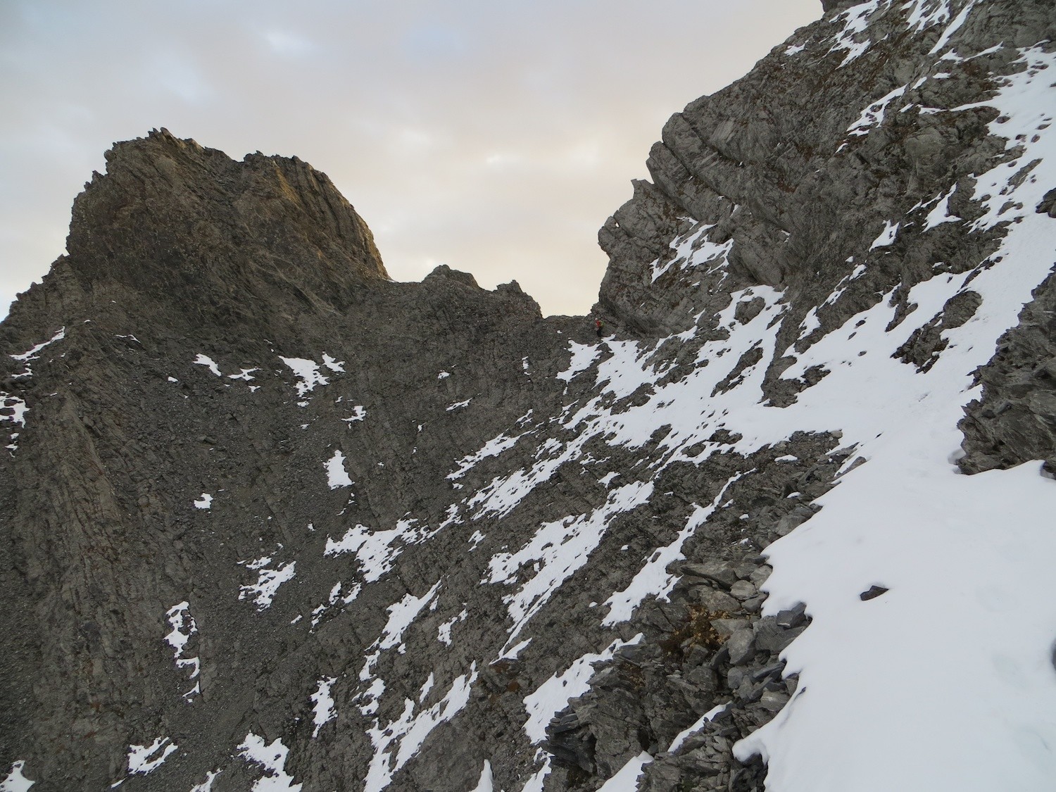 La vire permettant de contourner le premier gendarme pour rejoindre l'arête depuis le couloir du Pacheu