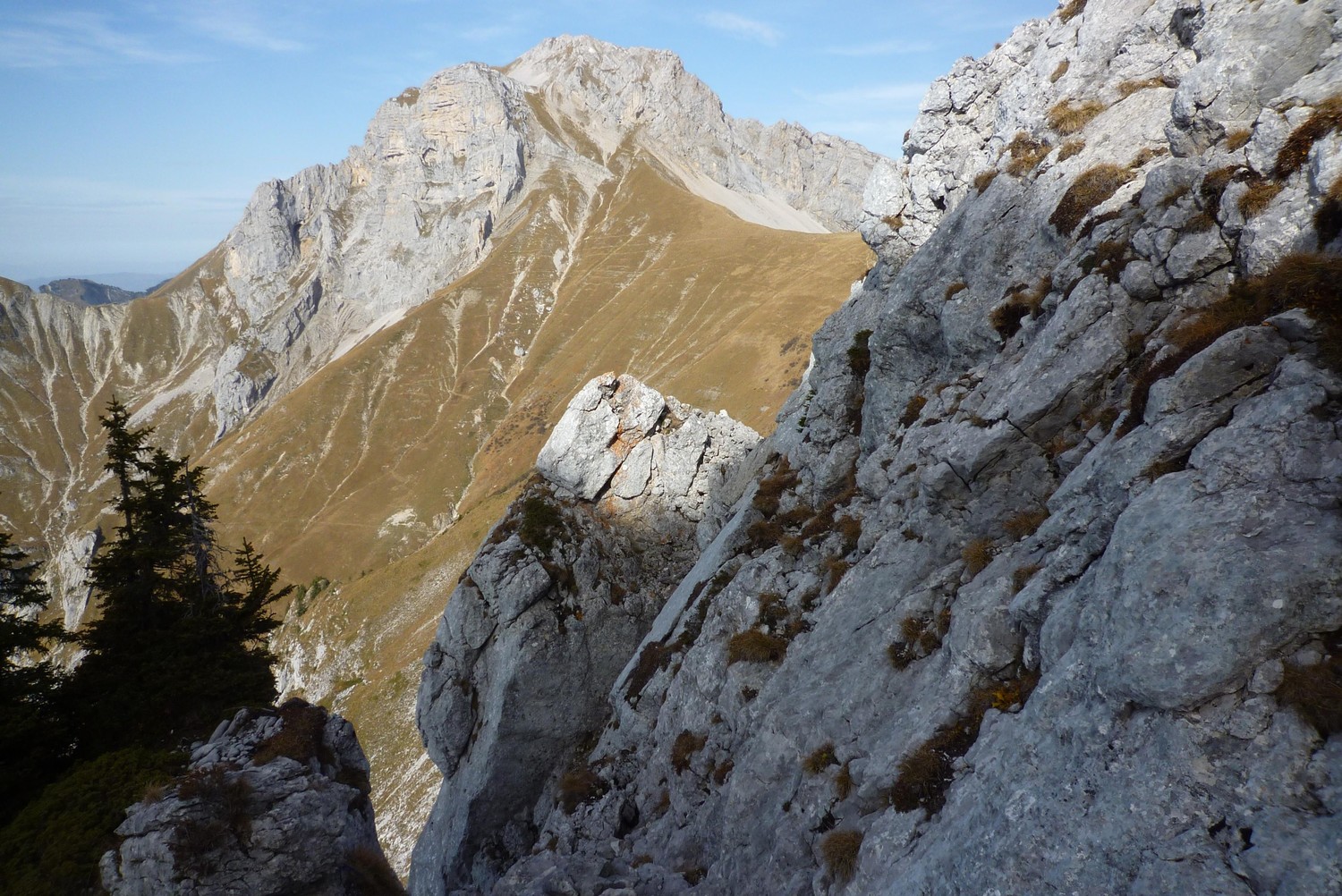 Bajulaz et Tournette depuis l'arete de la Beccaz