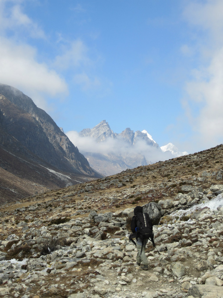 Vallée de la Bhote Koshi, vue vers le Nangpa La